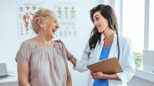 Imagem medico atendendo senhrora acima de 60 anos